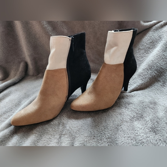 NWOT Woman's Heel/Boot Shoes Size 7 - Picture 4 of 4